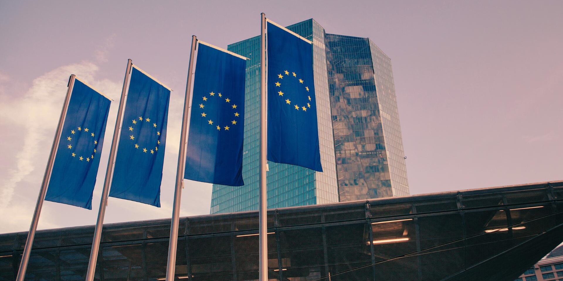 4 bandiere dell'Europa con 2 grattacieli