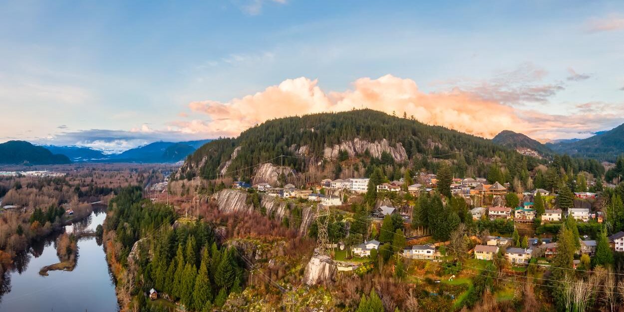 Paesaggio con case e un lago